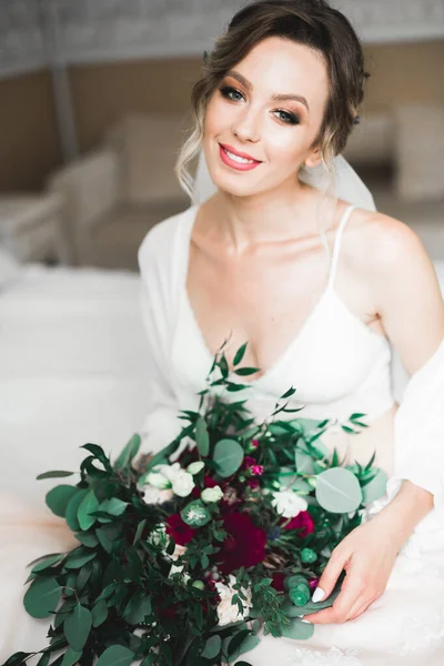 Mooie bruid dragen mode trouwjurk met veren met luxe genot make-up en kapsel, studio indoor fotoshoot — Stockfoto