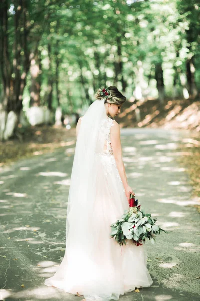 Portrait de mariée magnifique aux cheveux longs posant avec un grand bouquet — Photo