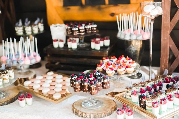 Pyszne wesele recepcja cukierki bar deser stół — Zdjęcie stockowe