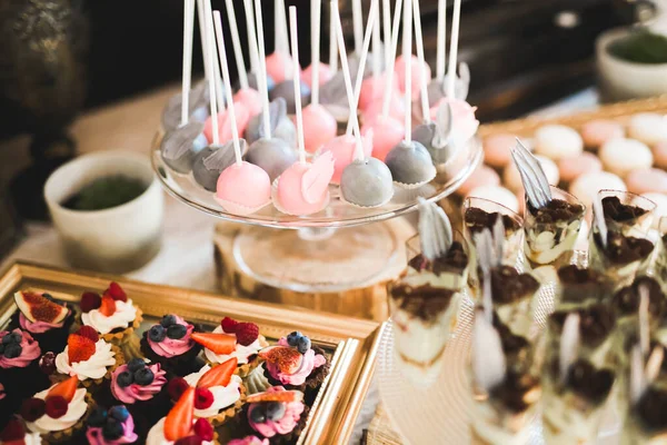 Bufet z różnych pysznych słodyczy, pomysłów na jedzenie, uroczystości — Zdjęcie stockowe