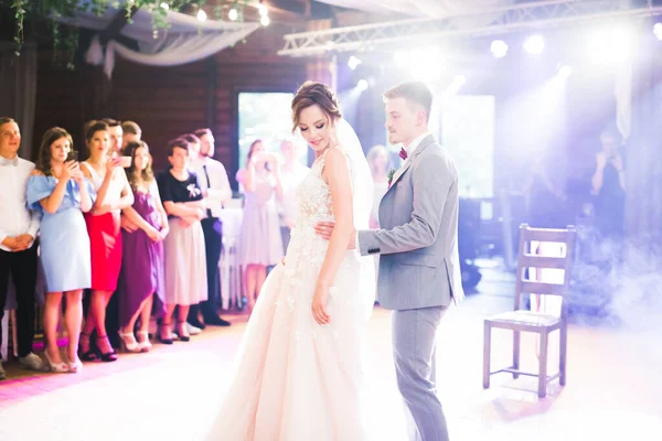 Primer baile de boda de pareja recién casada en restaurante —  Fotos de Stock