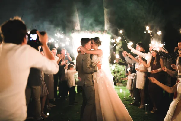 안녕하 세요 결혼식. 등불과 등불을 배경으로 손을 잡고 있는 신랑과 신부. — 스톡 사진