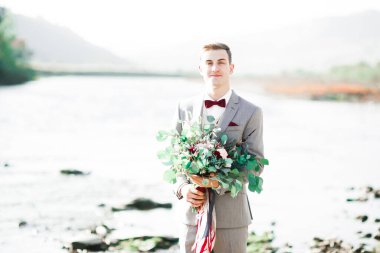 Arka planda izole edilmiş bir şekilde gülümseyen genç adamın portresi.