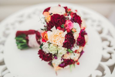 Farklı çiçeklerden oluşan lüks bir düğün buketi.