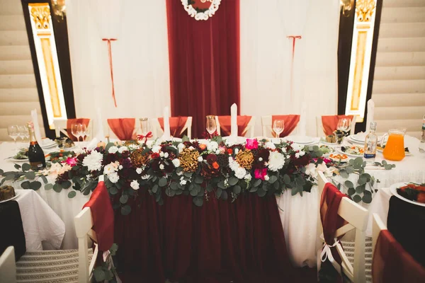 Interior de un restaurante preparado para la ceremonia de boda — Foto de Stock