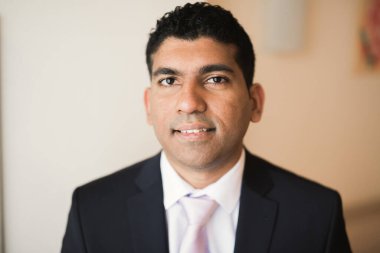 Damat sabah hazırlığı. Yakışıklı adam giyiniyor ve düğüne hazırlanıyor.