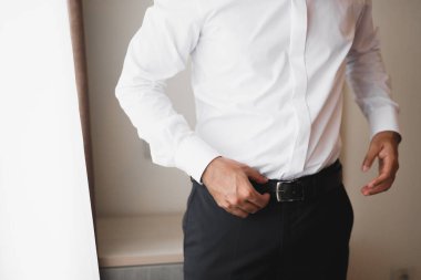 Güzel adam, damat poz veriyor ve düğüne hazırlanıyor.