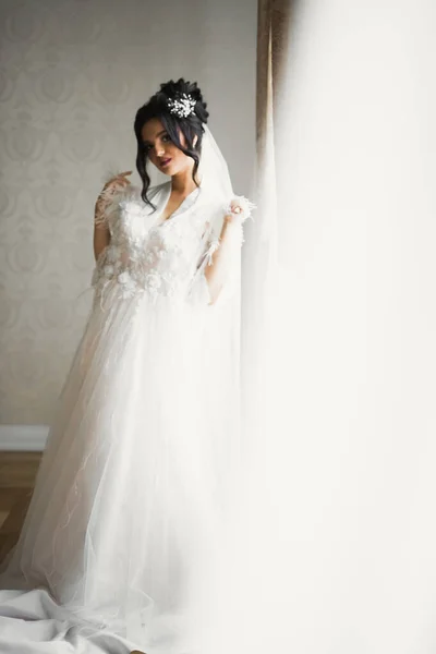 Portrait of beautiful bride with fashion veil at wedding morning — Stok Foto