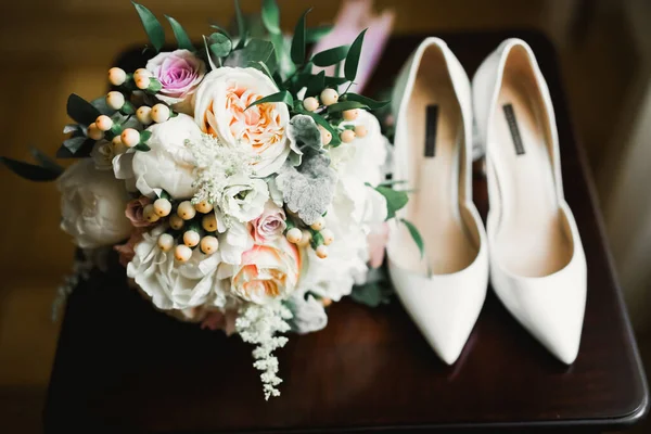 Νύφες γαμήλια παπούτσια με μπουκέτο με τριαντάφυλλα και άλλα λουλούδια — Φωτογραφία Αρχείου