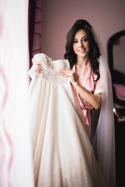 Zarif beyaz elbiseler içinde güzel bir gelin