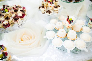 Lezzetli ve tatlı bir tatlı masası. Kapalı resepsiyonda küçük kekler ve shot 'lar var.