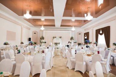 Düğün töreni için hazırlanmış bir restoranın içinde.