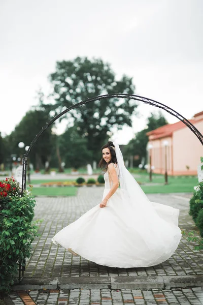 豪華な喜びのメイクアップと髪型と羽でファッションウェディングドレスを身に着けている花嫁の美しさの肖像画 — ストック写真