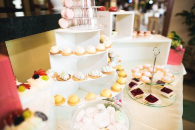 Masada süslü düğün pastası var.