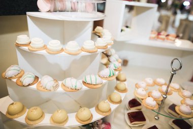 Lezzetli ve tatlı bir tatlı masası. Kapalı resepsiyonda küçük kekler ve shot 'lar var.