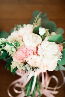 Farklı çiçeklerden oluşan lüks bir düğün buketi.