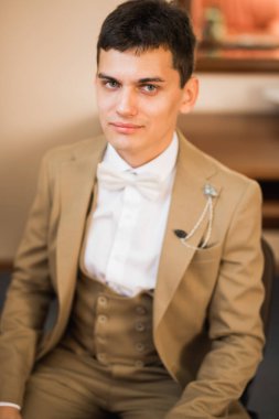 Genç ve yakışıklı bir adam iş toplantısından sonra bir otelde dinleniyor.