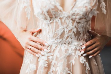 Zarif beyaz elbiseler içinde güzel bir gelin