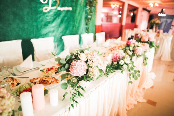 Interior of a restaurant prepared for wedding ceremony — Stock Photo, Image