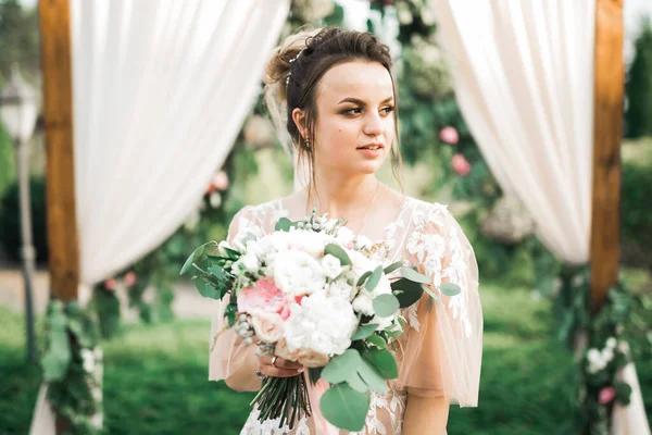 Novia celebración grande y hermoso ramo de bodas con flores —  Fotos de Stock