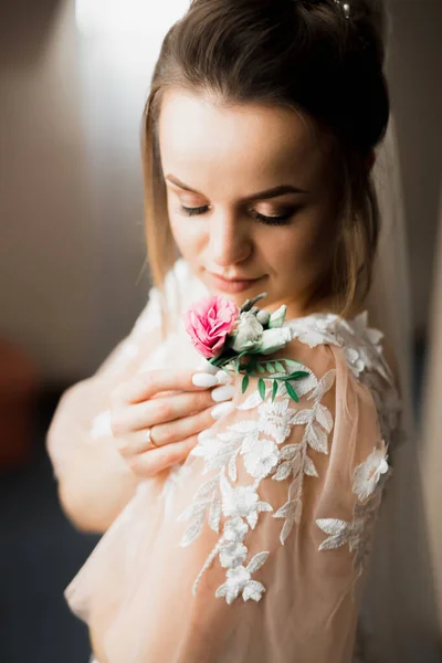 Retrato de belleza de la novia con vestido de novia de moda con plumas con maquillaje y peinado de lujo deleite —  Fotos de Stock