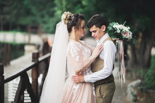 Lindo casal feliz de pé perto um do outro e olhando nos olhos — Fotografia de Stock