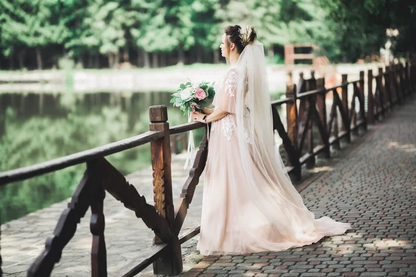 Bellezza ritratto di sposa che indossa abito da sposa di moda con piume con lusso delizia make-up e acconciatura — Foto Stock