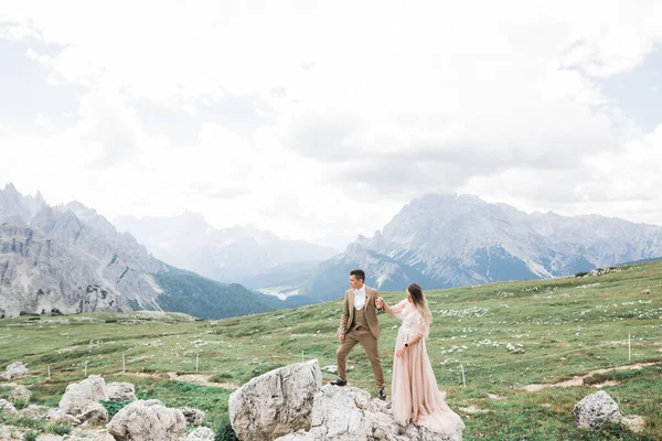 Hermosa novia hermosa posando para el novio y divertirse cerca de las montañas con una vista increíble, espacio para el texto, pareja de boda —  Fotos de Stock