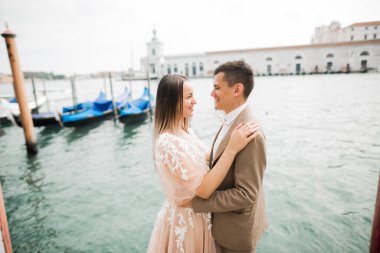 Birbirlerine yakın duran ve İtalya, Venedik 'te gözlerinin içine bakan muhteşem mutlu çift.