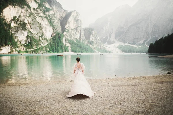Kráska žena, nevěsta s perfektní bílé šaty pozadí hory — Stock fotografie