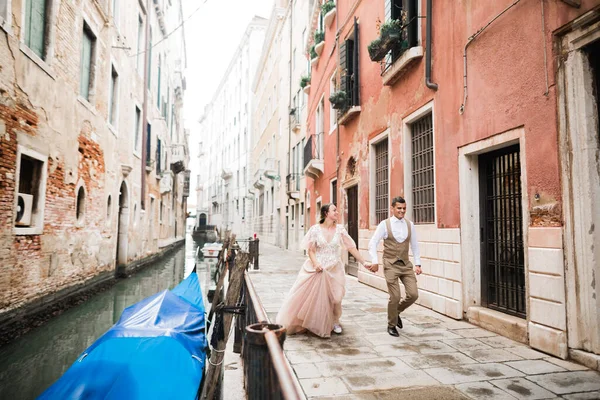 Couple de mariage tenant la main, marié et mariée ensemble le jour du mariage à Venise, Italie — Photo