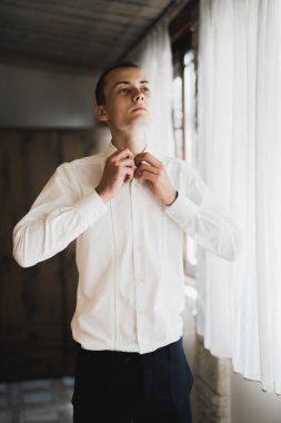 Damat sabah hazırlığı. Yakışıklı adam giyiniyor ve düğüne hazırlanıyor.