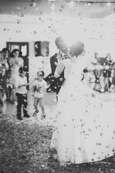 First wedding dance of newlywed couple in restaurant — Stock Photo, Image