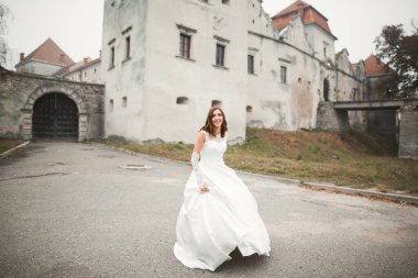 Güzel bir moda gelininin portresi, tatlı ve şehvetli. Düğün makyajı ve saç.