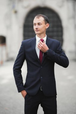 Arka planda izole edilmiş bir şekilde gülümseyen genç adamın portresi.