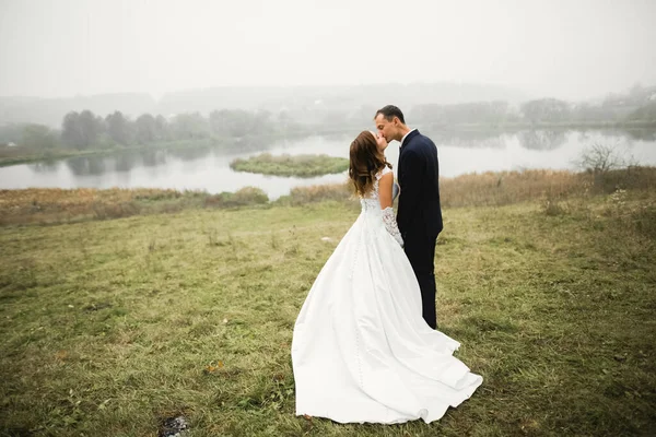 Lindo casal feliz de pé perto um do outro e olhando nos olhos — Fotografia de Stock