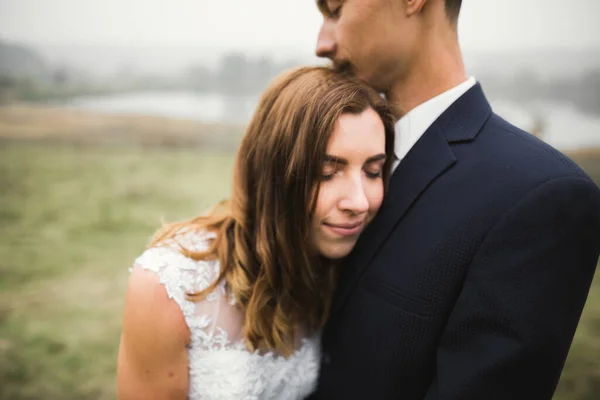 Momento de boda romántico, pareja de recién casados sonriendo retrato, novia y novio abrazándose —  Fotos de Stock