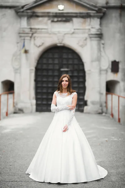 Bella sposa di lusso in elegante abito bianco — Foto Stock