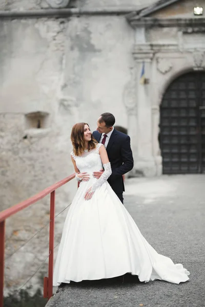 Romantikus esküvő pillanat, pár friss házas mosolygós portré, menyasszony és vőlegény ölelés — Stock Fotó