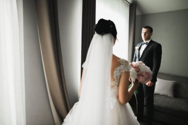 Genç ve güzel bir çiftin yakın çekimi.