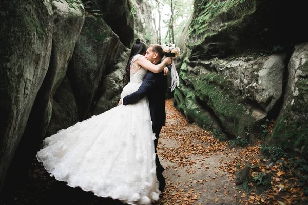 Bella sposa splendida in posa per lo sposo e divertirsi vicino a montagne con vista incredibile, spazio per il testo, coppia di nozze — Foto Stock