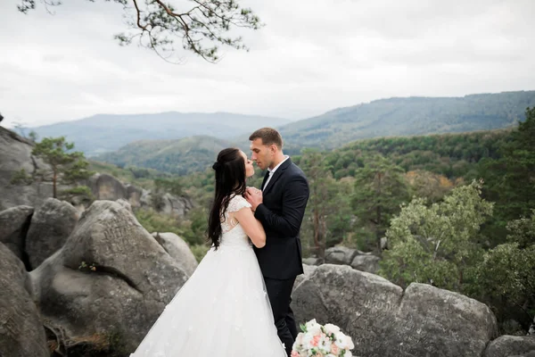 Αγαπημένοι σύζυγοι στο φόντο των βουνών. Το ερωτευμένο ζευγάρι περνάει χρόνο συναισθηματικά — Φωτογραφία Αρχείου