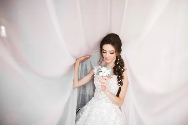 Novia de lujo en vestido blanco posando mientras se prepara para la ceremonia de boda — Foto de Stock