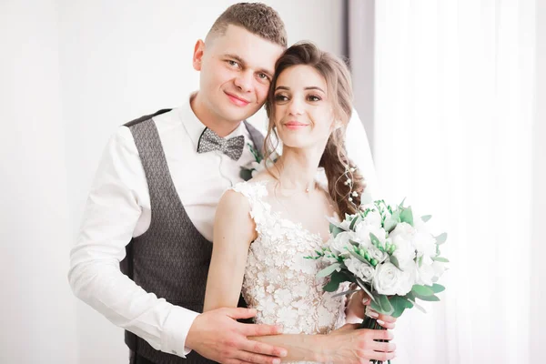 Momento de boda romántico, pareja de recién casados sonriendo retrato, novia y novio abrazándose —  Fotos de Stock