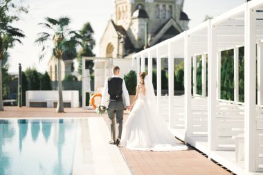 Düğün günü el ele tutuşan çift, damat ve gelin.