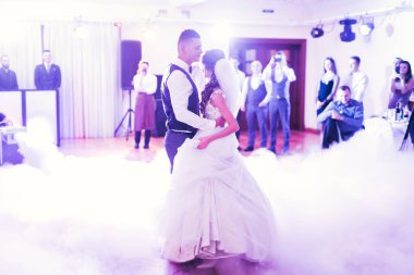 Güzel bir düğün çifti yeni evlendi ve ilk danslarını ediyorlar.