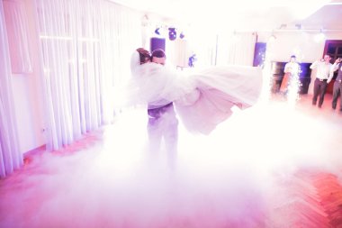 Güzel bir düğün çifti yeni evlendi ve ilk danslarını ediyorlar.