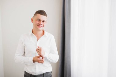 Genç ve yakışıklı bir adam iş toplantısından sonra bir otelde dinleniyor.