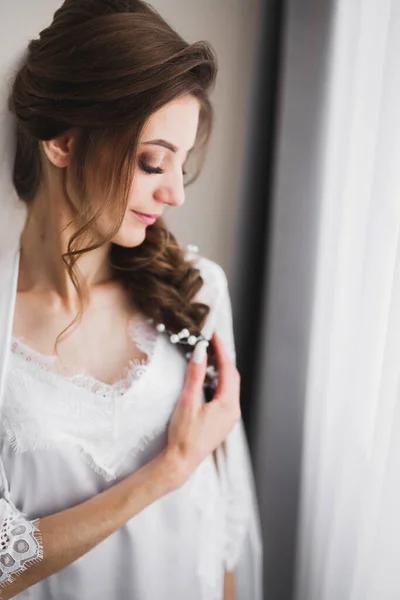 Vacker brud bär mode bröllop klänning med fjädrar med lyx glädje make-up och frisyr, studio inomhus fotografering — Stockfoto