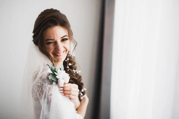 Novia de boda de lujo, niña posando y sonriendo con ramo —  Fotos de Stock